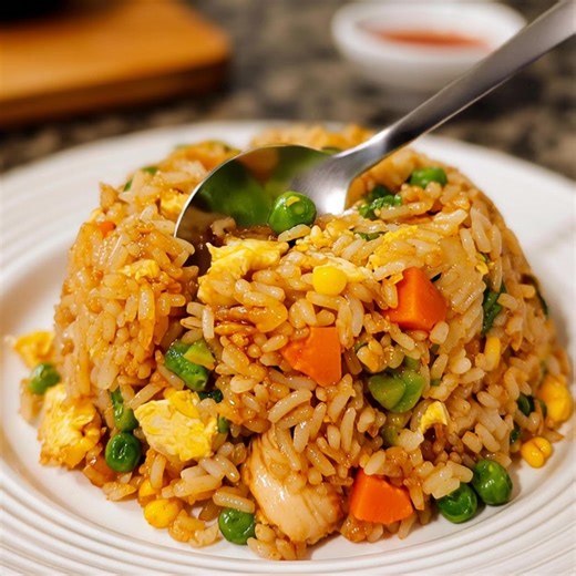 Quick and Easy Chicken Fried Rice Recipe You’ll Love! A flavorful and comforting stir-fry dish that brings together tender chicken, fragrant garlic, and perfectly cooked rice—ready in minutes for a satisfying homemade meal. Ingredients: Chicken – 200 grams / 7 oz Cooked rice – 4 cups or two servings Garlic – 2 cloves Onion – 1 medium Spring onions – 2–3 stalks | The Cozy Spoon