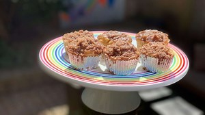 Make these cinnamon apple crisp muffins