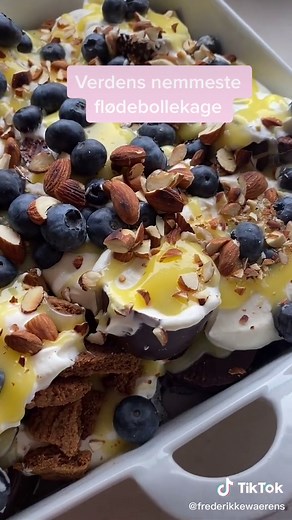 Nem flødebollekage med frugt og nødder
