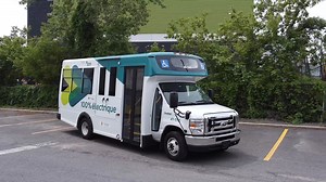 On vous en avait glissé mot en avril, et on avait hâte de vous mettre officiellement AU COURANT de la suite du projet! 🚍 ♿ ⚡ Voici le tout 1er minibus électrique à grande autonomie destiné au transport adapté – une 1re pour une société de transport au Québec! Fabriqué au Québec par Girardin Blue Bird, le nouveau venu sera mis à l’essai sans clientèle dans le cadre d’un projet de démonstration AU COURANT des prochaines semaines afin d’optimiser le fonctionnement et de permettre à nos équipes de 