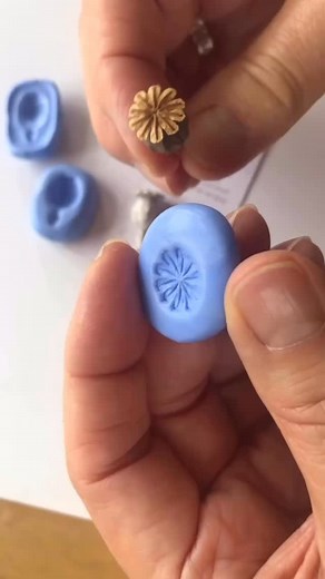 SILVER METAL CLAY 3D MOULDING >> If you’ve done moulding before, it’s probably not like this! I’ve perfected a way to create beautiful 3D moulds to use with your silver metal clay PLUS I share my BEST KEPT SECRETS which are truly a game changer 👍 BUY ANY BUNDLE of Silver metal Clay Guides and get 45% OFF! Comment ACORN and I’ll send you the link to my Etsy Shop TOP TIP >> choosing where the ‘join’ will go is so important to the success of the mould. The natural choice for this acorn is to sit t