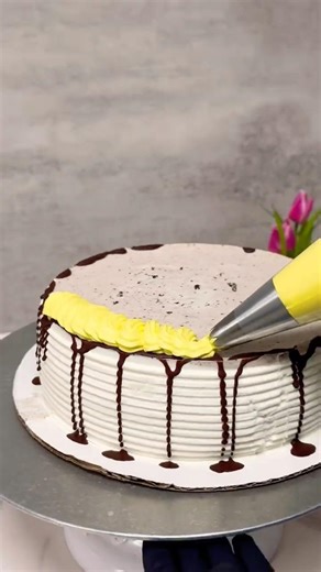 Wait Till You See This Oreo Vanilla Chocolate Fudge Ice Cream Cake 🍦🍰 #IceCreamCake #shorts