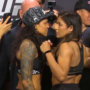 Dos peleas de campeonato encabezan el último PPV de #UFC de 2021. 🏆 Charles Oliveira hace su primera defensa del título de peso ligero contra Dustin Poirier, y la doble campeona 🏆🏆 Amanda Nunes defiende su título de peso gallo contra la venezolana Julianna Peña. Mañana, el PPV en #ESPNPlus | ESPN Deportes