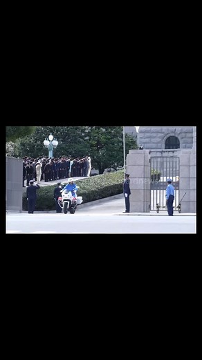 天皇陛下が第214臨時国会の開会式にご臨席のため皇居正門を御発。10月1日の石破内閣発足から大臣や副大臣認証式などで連日のご公務が続く中、さらに翌5日からは佐賀県への行幸啓を控える中でのお出ましとなりました。 His Majesty the Emperor attends the opening ceremony of the Diet