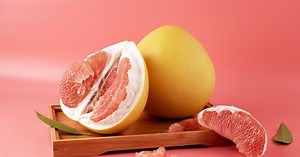 Pomelo - kalorie, właściwości zdrowotne. Jak jeść pomelo? [WYJAŚNIAMY]