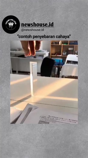 newshouse.id on Instagram: "Seberkas cahaya putih mengenai prisma kaca... dan tiba-tiba terpecah menjadi pelangi yang sempurna. Itulah dispersi - fenomena di mana warna cahaya yang berbeda membias dengan jumlah yang berbeda saat melewati bahan transparan. Cahaya merah paling sedikit melambat, sedangkan cahaya ungu paling banyak, sehingga keduanya menyebar menjadi spektrum penuh yang biasanya tidak pernah kita lihat. Prinsip fisika yang sama berlaku untuk pelangi, gelembung sabun, dan bahkan kila