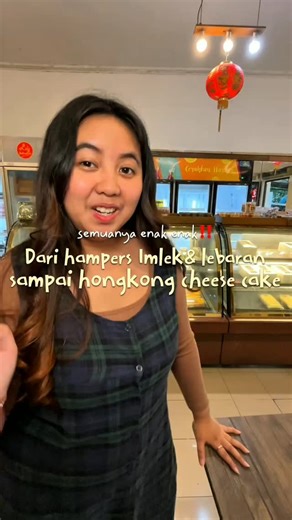 Jawaban Saat Bingung Makan Dimana on Instagram: "Siapa bilang Lily Patisserie cuma buat orang tua dan milenial? Gen Z WAJIB merapat ke sini 🤍 Hong Kong cheesecake-nya juara: wanginya dapet, kejunya berasa, dan nggak heran udah jadi favorit banyak orang sejak lama. Lokasinya strategis di Jalan Sultan Tirtayasa, daerah Gempol. Pilihan menunya juga lengkap banget. Ada lapis legit bites yang sudah dipotong-potong jadi gampang dimakan, pudding lima rasa, sampai Allegro dengan resep legendaris sejak 