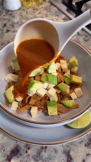 SOPA DE TORTILLA! 🤤 Ingredientes para 5 porciones: 8 tomates 1/4 cebolla blanca chica 3 dientes de ajo 2 chiles guajillo 1 chile ancho 1 cdita. pimienta 1 1/2 cdas. consomé vegetal o de pollo 1/2 cdita. Orégano 1/4 cdita. semillas de cilantro (opcional) sal al gusto suficiente aceite 1 1/2 a 2 litros de agua 15 piezas de tortilla al gusto: queso, aguacate, media crema, limón. procedimiento: comienza cortando en tiras medianas las tortillas. agrega aceite suficiente en un sartén o una ollita a f