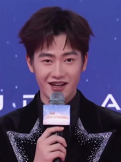 20260106From the badminton court to the stage, unlocking a new identity as a host. #wangchang #王昶