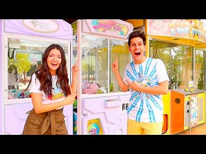 SOFÌ E LUÌ GIOCANO CON LE MACCHINETTE ACCHIAPPA PELUCHE AL LUNA PARK! | Me contro te