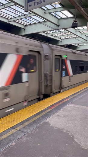 NJ Transit #4642 pulling into Newark Penn #train #passengertrain