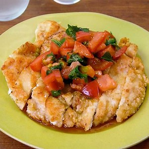 揚げ焼きで作る！ カリカリ鶏むね肉のトマト大葉ソースのレシピ動画・作り方 | デリッシュキッチン