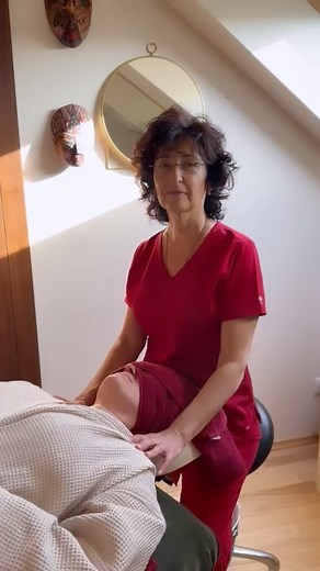 1.5K views · 271 reactions | Czym jest zabieg Beauty Hacking❓ I jak pracować z drugim podbródkiem❓ Oglądaj  #masaztwarzy #kobido #beautyhacking #itcmkrakow #itcmdao #polishgirl #kosmetologia #zmarszczki #drugipodbródek #bezbotoksu | Wiktoria Zwinczewska - medycyna chińska i terapie naturalne | Facebook