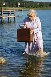 Vi por acaso a minha nora atirar uma velha mala castanha num lago profundo: aquilo pareceu-me imediatamente muito estranho e, quando tirei a mala da água, fiquei horrorizada com o que havia dentro 😲🫣 Eu estava a voltar para casa depois de uma consulta médica perfeitamente normal. Nada de grave, apenas uma visita de rotina, por isso estava sentada tranquilamente no banco de trás do táxi a olhar pela janela. Em determinado momento, numa rua ao lado, reparei num carro que conhecia bem. Era o carr