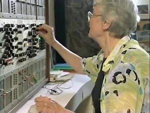 Discover Éliane Radigue and her analog modular synthesizer Arp 2500 and enjoy your week end ! 🤶🎹🎛️🎶🔈 | Tha Trickaz