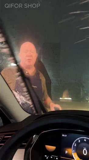 That haze on your windshield isn't just dirty—it's a safety hazard. Oil, grime, and water spots scatter light, creating dangerous glare at night and reducing visibility in rain. QIFOR's specialized formula doesn't just clean; it removes the oily film that causes glare, giving you a sharper, safer view in all conditions. Why it's essential for safe driving: ✅ Eliminates Dangerous Glare:​ Cuts through the oily film that amplifies headlight and streetlight glare, especially at night. ✅ Prevents Fog