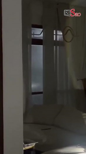 The moment the super strong typhoon Bualoi passed by the window of a house in the Philippines #ne...