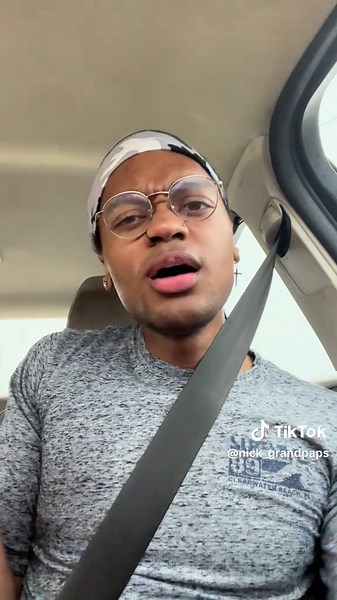 be mindful that this is an old video and we’ve gotten better about praying before we eat!!🖤🙏🏽#review #food #delivery