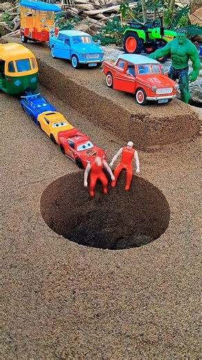 Jcb & autorickshaw pushing cars in to pit red near hulk also near #jcb #tractor #jcp #jcbgadi #jcbba