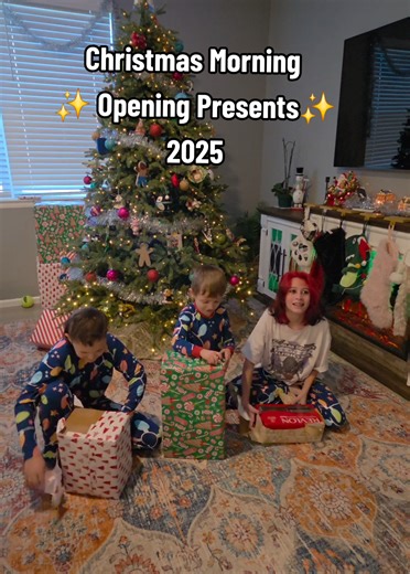 Christmas Morning Opening Presents 🎁🎅🏼 #christmas2025 #christmasmorningroutine #openingpresents #familyof5 #whatigotforchristmas