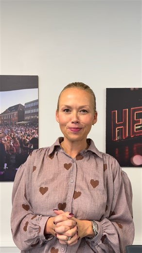 🎃 Halloween i Herning City – 31. oktober 👻 Er du klar til (u)hyggelige oplevelser? 🕸️ Kom med til en dag fyldt med: ✨ Sjove aktiviteter for hele familien ✨ Stemningsfuld pynt og masser af halloween-hygge ✨ Open by Night – butikker, caféer og restauranter står klar til at tage imod dig Og psst… der gemmer sig en lille overraskelse fra Citykontoret på dagen, som du ikke vil gå glip af! 🎁 Vi ses til en magisk aften i Herning City! 🖤 | Herning City