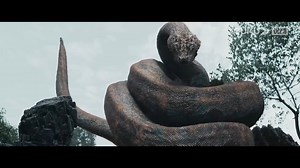 A clever big snake hits a boulder with a sweeping motion, scaring the humans and sending them running for their lives. 聪明的大蛇一个扫尾撞飞一块巨石，吓得人类惊慌失措连忙逃命 #Snake4 #大蛇4 #電影 #moviescene | 电影屋