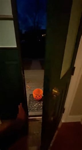 When the candy bucket's empty, but the door keeps knocking 🤔👻 #HelloweenParty #GhostStories | HorrorBites