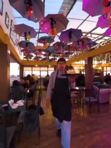 Hoy queremos dedicar unas palabras muy especiales a nuestra querida ciudad de El Alto. Gracias por acogernos en tus tierras y permitirnos ser parte de tu historia. Creciendo junto a tu gente, compartiendo trabajo, sueños y muchos momentos. Nos sentimos orgullosos de formar parte de esta ciudad fuerte, trabajadora y llena de vida. ¡Felices 41 años, El Alto! Con mucho cariño, Brújula Cafetería ☕ #elaltobolivia🇧🇴🥰 #mejoresvistas #brujulacafeteria☕