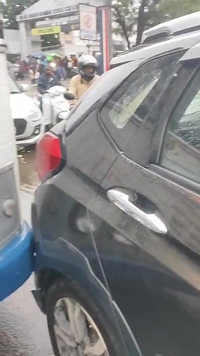 RTC డ్రైవర్ నిర్లక్ష్యం. ఉదయం స్కూల్ జోన్ లో విచ్చలవిడిగా డ్రైవ్ చేస్తున్న RTC డ్రైవర్లు.. నాచారం పోలీస్ స్టేషన్ పరిధిలో ఘటన... జాన్సన్ గ్రామర్ మల్లాపూర్ బ్రాంచ్ ముందు కార్ ను ఢీ కొట్టిన ఆర్టీసీ డ్రైవర్... బంపర్ టు బంపర్ ట్రాఫిక్ లో వెనుక నుండి వచ్చి గుద్దిన RTC డ్రైవర్.స్కూల్ వేళలలో పిల్లలను తీసుకుని వెళ్తున్న తండ్రి.కార్ ను గుద్ది నిర్లక్ష్యం సమాధానం చెప్తున్న RTC డ్రైవర్.RTC డ్రైవర్ పై చర్యలు తీసుకోవాలని డీమాండ్. | Raghava News