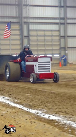 BEAUTIFUL IH 560!! #gardentractor #tractorpulling | Pulling with Garden Tractors