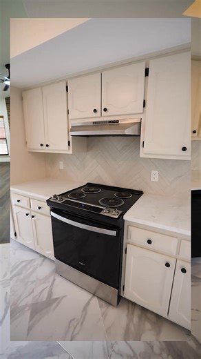 🚨NEW LISTING ALERT in Broken Arrow! This fully renovated beauty is tucked away on a peaceful cul-de-sac and PACKED with upgrades 🛠️✨ 🔹 3 Bedrooms | 2 Bathrooms 🔹 Modern kitchen with marble countertops & brand-new appliances 🔹 Luxury primary suite with HUGE spa-style shower soaking tub 🔹 Fresh paint inside & out, all new flooring, trim, lighting & hardware 🔹 Large backyard with deck storage shed 💰 $285,000 — and move-in ready! If you’ve been waiting for the one… this is it. 😍 📍1702 S As