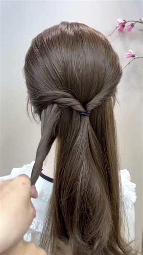 Get a new Chinese-style updo for the New Year. Even beginners can easily learn