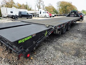 2023 Load Trail 40ft Gooseneck Trailer - 35+5, 12,000lb Axles, Tandem Axle, Beavertail and Ramps