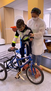 Reabilitação também é sobre realizar sonhos! Quando chegou à AACD, o Pedro Henrique contou pra gente um objetivo que queria muito conquistar: se locomover usando a bicicleta. Durante o tratamento, com um veículo adaptado, esse sonho se tornou possível! A prática do exercício além de ser lúdica e divertida possibilita ganhos no tratamento, como ativar musculatura, trabalhar equilíbrio e incentivar a postura do paciente. No vídeo, a fisioterapeuta Karen auxilia o Pedro a andar de bicicleta pelos c