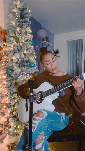 Amina Buddafly on Instagram: "#repost Leise rieselt der schnee ❄️⛄️🇩🇪 with @audigolabs🎙️"