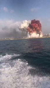 レバノン の首都ベイルートで大規模爆発・海上の船から撮影