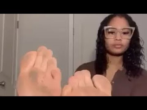 Lightskin teasing u with her cheesey dirty soles