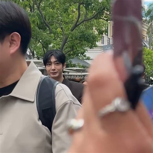 walking like the main attractionstarry eyed for yousetting off a chain reactionmaking me your foolcan't see no one else in the roomspotlight and it's shining on youbaby you're the main attractionyou got it like thatmain attractionyou got it like thatmain attraction 🎶