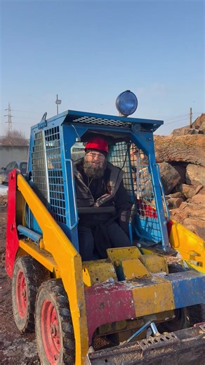 ZĂPADA PENTRU UNII ÎNSEAMNĂ VACANȚĂ, DAR PENTRU ALȚII ÎNSEAMNĂ NOPȚI DORMITE ÎN FRIG! Dragilor, la Iași este frig. Chiar dacă astăzi razele soarelui ne-au mai încălzit, peste noapte tot vor fi temperaturi scăzute. La o oră și jumătate de Iași, la mama Catinca și cei zece copilași ai ei, este și mai frig. Acolo, zăpada aceasta care pentru unii înseamnă vacanță la schi, poze în Poiana Brașov sau prin țări străine, pentru ei înseamnă griji. Înseamnă lemne puține, foc care se stinge prea repede, cop