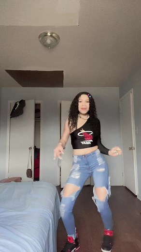 Dancing Bachata with Slim Dominican Women | Parati