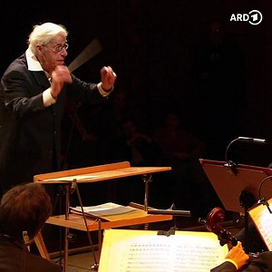 Runter vom Sessel und reingetanzt ins Wochenende! 💃 Die Musik dafür liefern wir: den Can Can aus Orpheus in der Unterwelt von Jacques Offenbach. Habt ihr musikalische Pläne für dieses Wochenende? ▶ Es spielt das WDR Funkhausorchester in einer Aufnahme aus dem Jahr 2017 unter der Leitung von Helmut Froschauer. Mehr Musikschätze finden ihr in der ARD Mediathek. | ARD Klassik