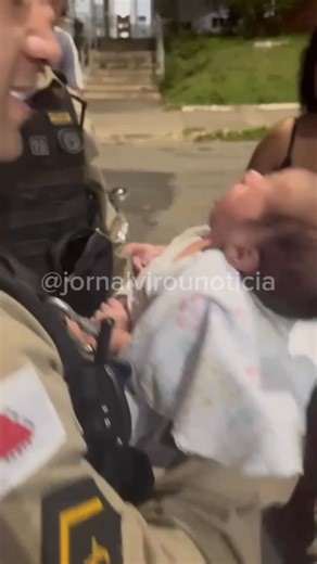 Jornal Virou Notícia on Instagram: "ATO HERÓICO Um bebê de apenas 15 dias foi salvo por uma equipe do GEPAR da 69ª Cia do 35° Batalhão. O pequeno Samuel teria se engasgado com a própria saliva. A criança recebeu a manobra realizada pelo soldado e, em seguida, foi entregue à mãe que voltou pra casa aliviada com o bebê. Parabéns, aos militares : Sargentos Flávio, Gentio e soldado Luiz Souza. #jornalvirounoticia #santaluziamg #jornalismo #PMMG"