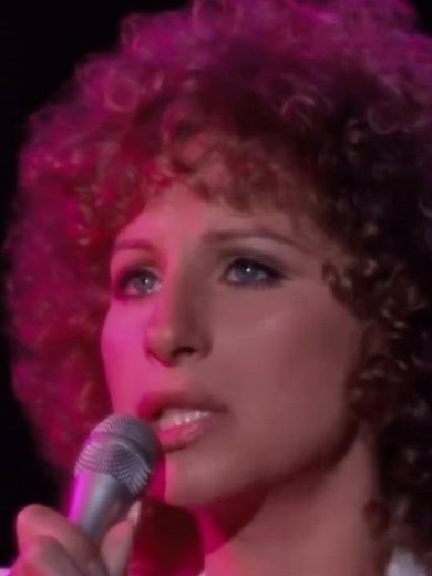 Nasce Uma Estrela - 1976 com Barbra Streisand e Kris Kristofferson. (Uma das versões desse filme)