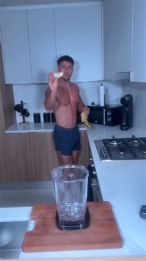 High protein muscle building breakfast on the move or a tasty snack, YOU HAVE TO TRY THIS! 10/10 💯 This air fried breakfast banana bread is easy to make, healthy and tastes phenomenal! This makes 4-5 servings 400 cals 25g protein per serving Ingredients 200g over ripe banana 40g honey 300g 0% Fat Greek yoghurt 40g melted coconut oil 2 egg 2 scoop whey protein 1 tbs peanut butter 120g oats 10 almonds 1/2 tsp baking soda 1/2 tsp baking powder 30g chocolate chips (add after blending) How to make: 