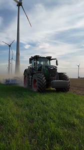 Ed Dennett, Marketing Manager for North West Europe, takes us through the all-new Fendt 800 Vario Gen 5. This new tractor boasts the AGCO Power CORE80 6-cylinder engine with a capacity of 8.0 liters, developed specifically for this series, combined with the Fendt iD low speed concept and the VarioDrive drive train to deliver tremendous power and maximum efficiency. That's not all - the cab includes the new 360 degree lighting concept. Want to find out more? Visit: https://fendt.com/800-vario | F