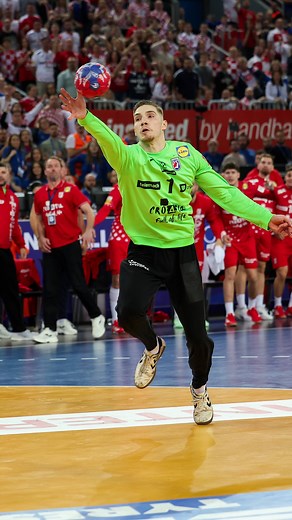 KUZMA 🇭🇷🔥 Der Torhüter des VfL Gummersbach hatte erneut entscheidenden Anteil am Sieg der Kroaten im Halbfinale gegen 🇫🇷 🫷🛑 Das zweite Halbfinale heute um 20:30 Uhr und die Finalspiele gibt's auf Sportdeutschland.TV 📺 __________ 📸: IMAGO/Grubisic | handball.net