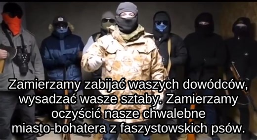 W sieci krąży nagranie, które budzi skrajne emocje. Grupa zamaskowanych mężczyzn, podająca się za „podziemnych bojowników z Odessy”, ogłasza powstanie „trzeciego frontu”. Jako analitycy nie oceniamy intencji – oceniamy fakty i materiał dowodowy. Przyjrzyjmy się temu chłodnym okiem dziennikarza śledczego. Co widzimy na nagraniu? 1. Warstwa narracyjna: Kod historyczny Mówcy posługują się terminem „miasto-bohater” oraz „faszystowskie psy”. To klasyczne odwołania do semantyki z czasów II wojny świat