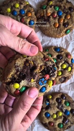 Crispy and chewy brown butter mini M&M cookies 🍪🌈