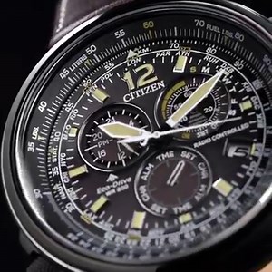 Ogni Citizen Radiocontrollato contiene due tecnologie uniche nel mondo dell’orologeria. Il movimento Eco-Drive che cattura energia dalla luce e il sistema di Radiocontrollo che permette all’orologio di ricevere in automatico l'ora esatta in ogni parte del mondo. | Citizen Italia