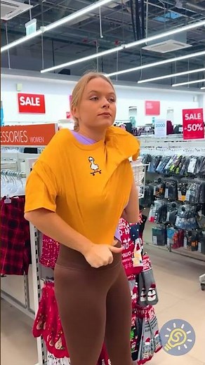 Wie ein Mädchen ein neues T-Shirt anprobierte, ohne die Umkleidekabine zu benutzen 👚
